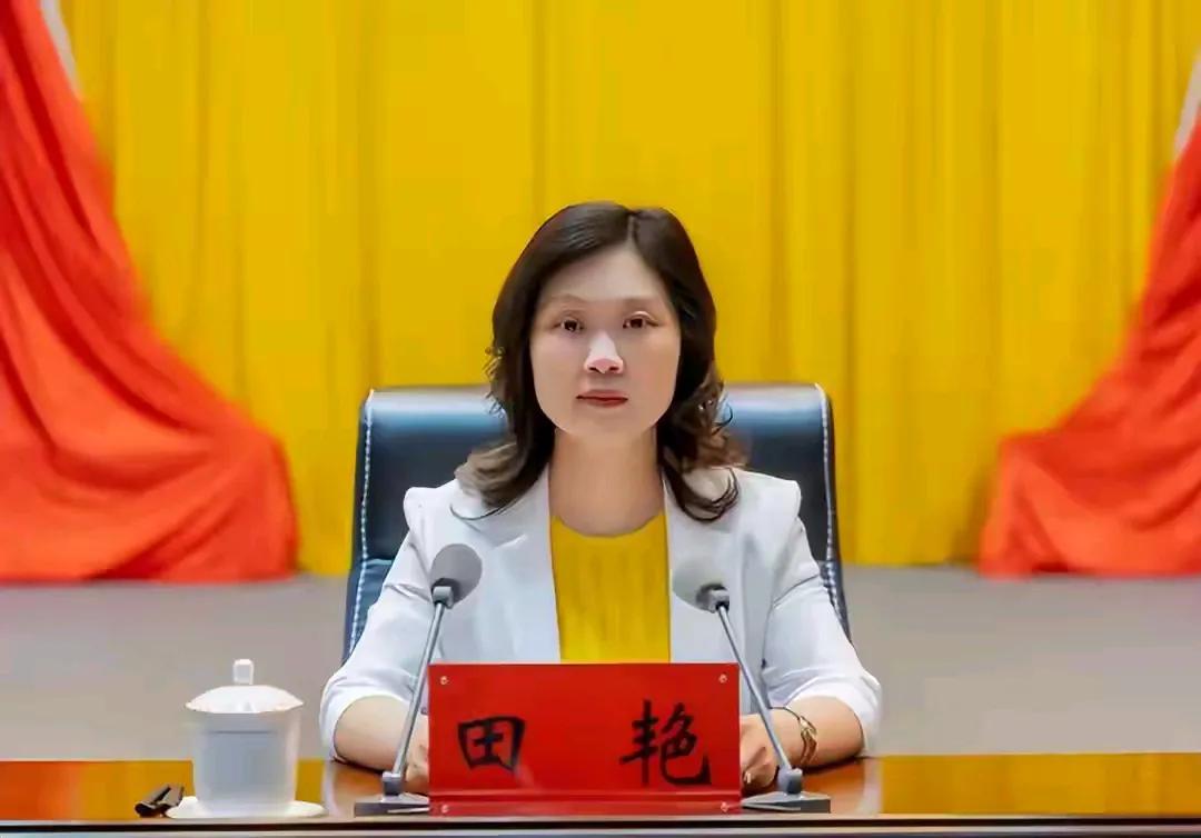 她被查了！
女性官员提升不容易，还是珍惜自己吧！
有句话说的好:莫伸手，伸手必被