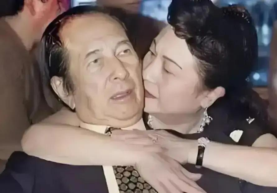 何鸿燊原配黎婉华缠绵病榻多年，2004年病逝于香港寓所，而何鸿燊以她名字设立信托