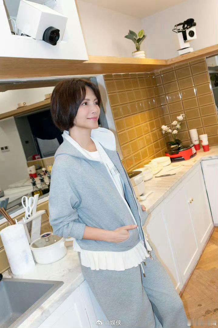 李心洁回应继女李心洁27岁当上继母，女儿才2岁，她直接息影12年，原因就一句：“