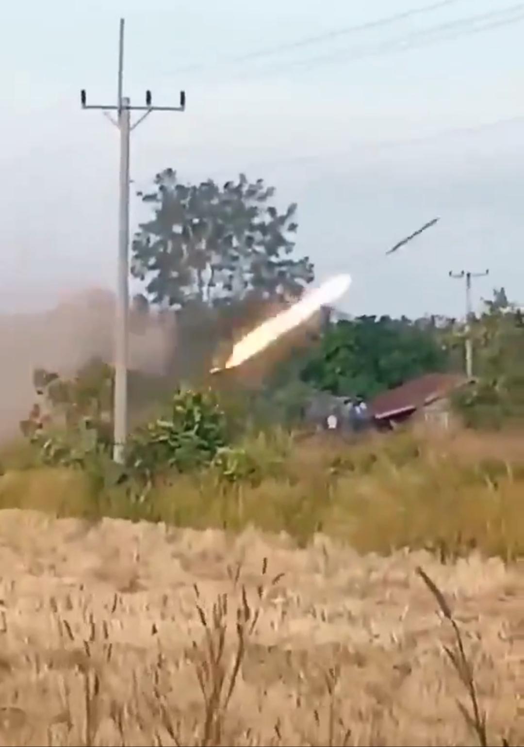 柬泰边境冲突

柬埔寨军队利用住宅区发射火箭，早晨用多管火箭发射器炮击泰军位置。