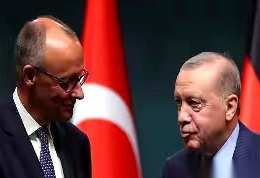 德国总理估计这辈子都没这么尴尬过。
当着全世界的面，被人指着鼻子问：
以色列在加