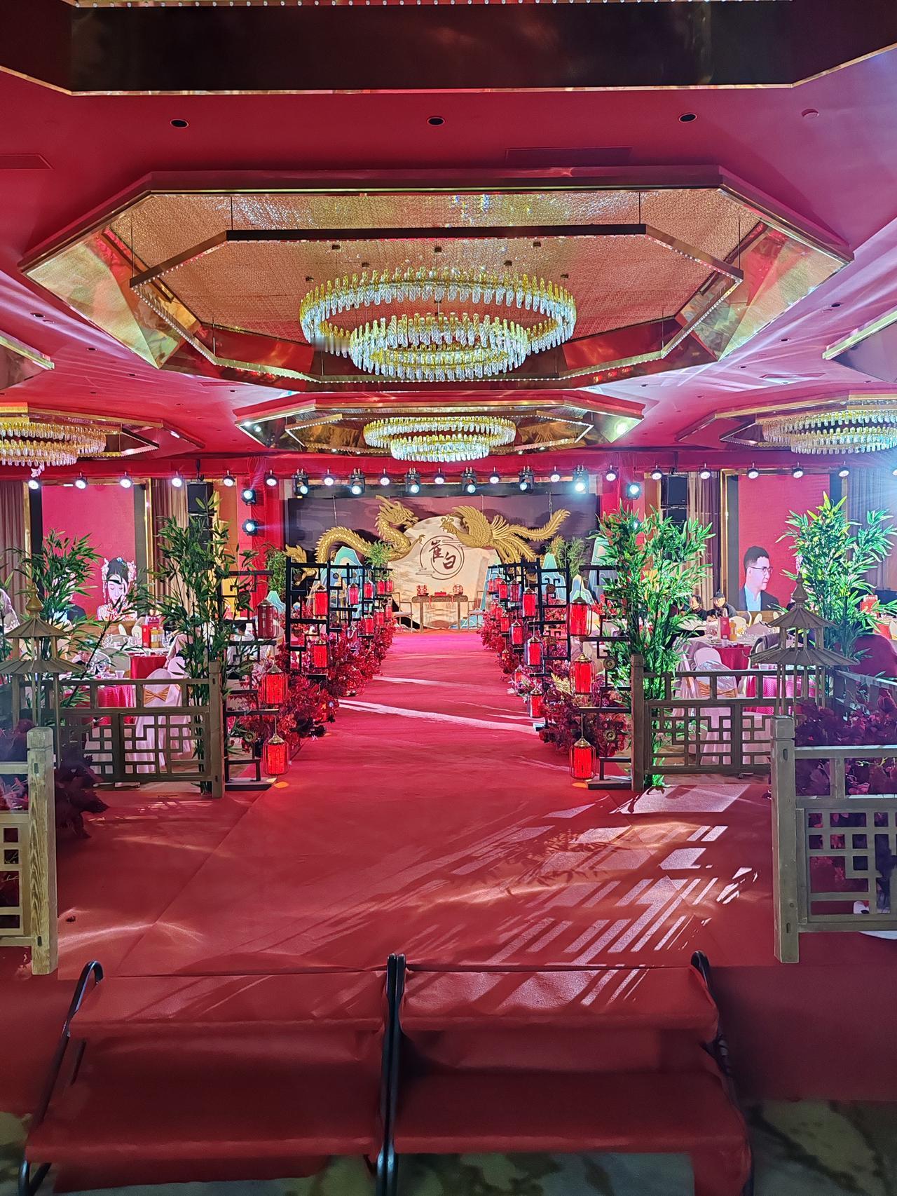 嫉妒源于贫穷，当所有人都富足起来，嫉妒便会大幅减少甚至销声匿迹。它是贫富差距的衍