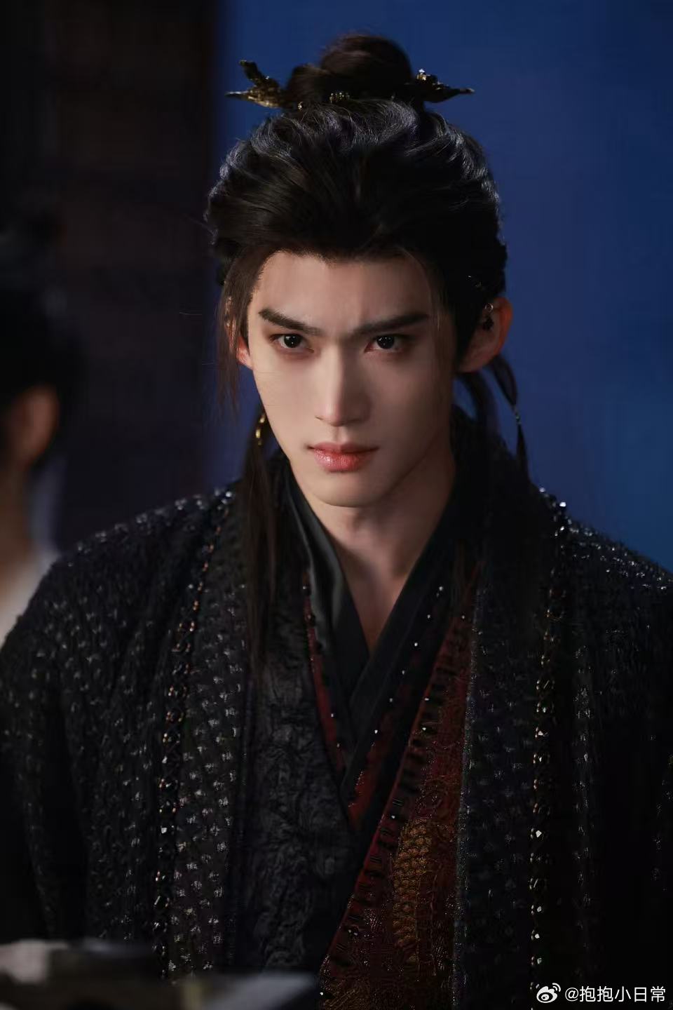 闫桉你确实懂什么叫个人战 我们小蝴蝶源无获真的让人心疼，前后期反差太大，从众星捧