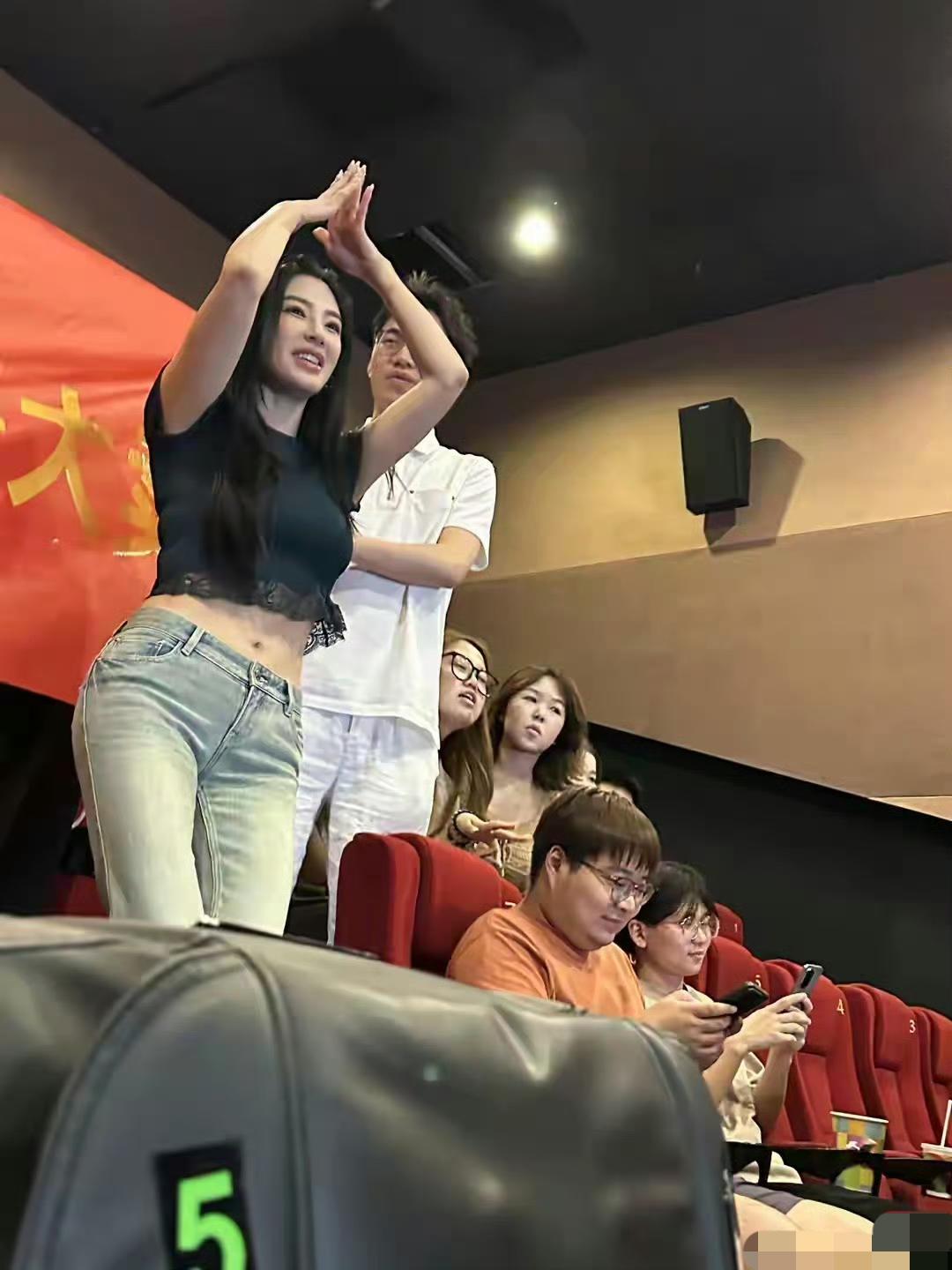 一个代孕的人，还能有出镜的机会？
不过她瘦了确实美出了一个新高度，第一眼我还以为