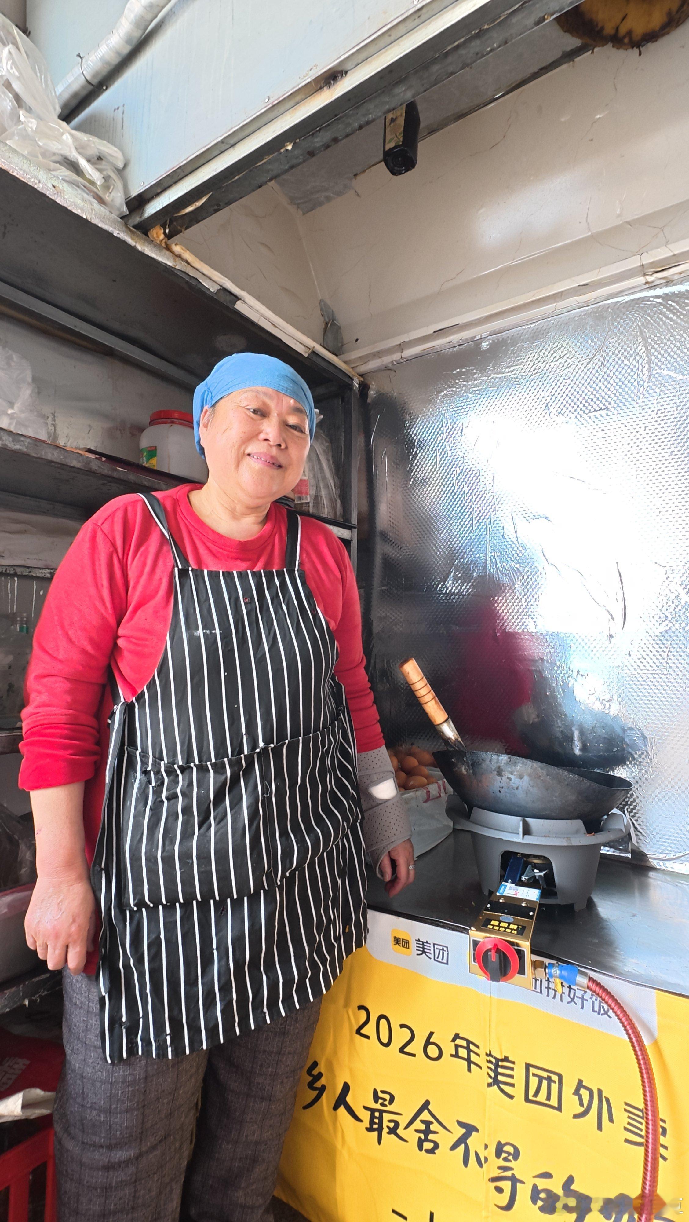 河南六旬阿婆单手炒粉救孙63岁阿婆为救孙子炒粉13年 普通人的坚强最戳心，没有惊