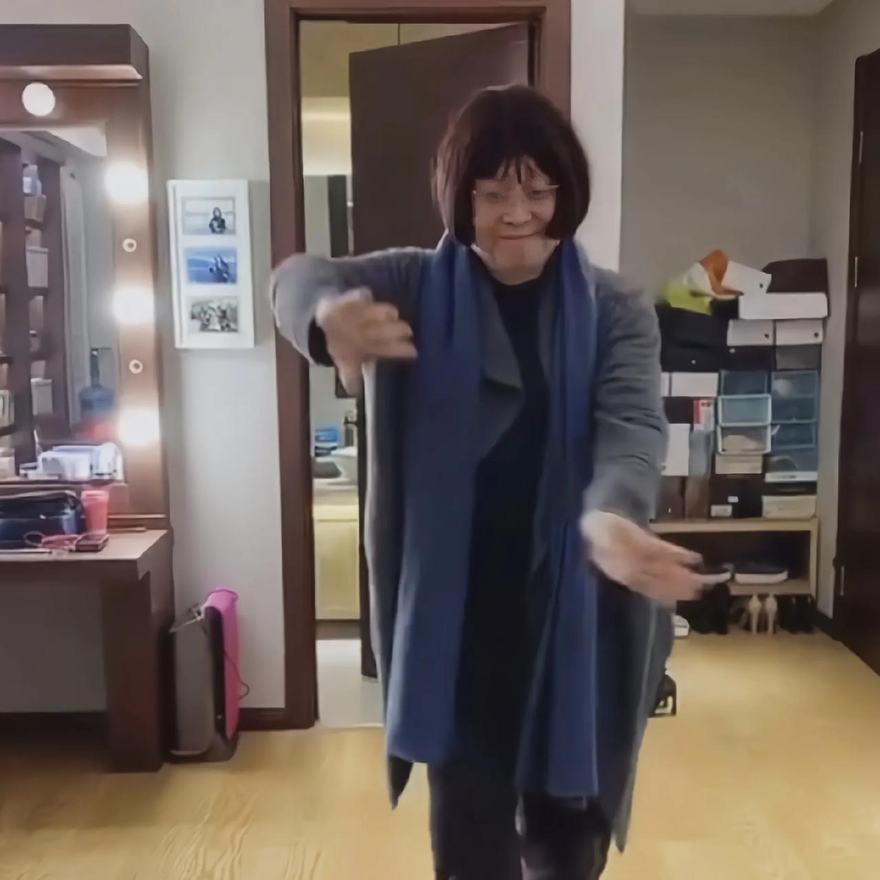 王为念戴假头套扮女人献丑跳舞，自娱自乐的精神值得点赞

你还记得王为念那天在房间