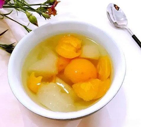 #中医式生活# 止咳化痰药膳：“川贝枇杷雪梨羹”：材料：雪梨40克，枇杷25克，