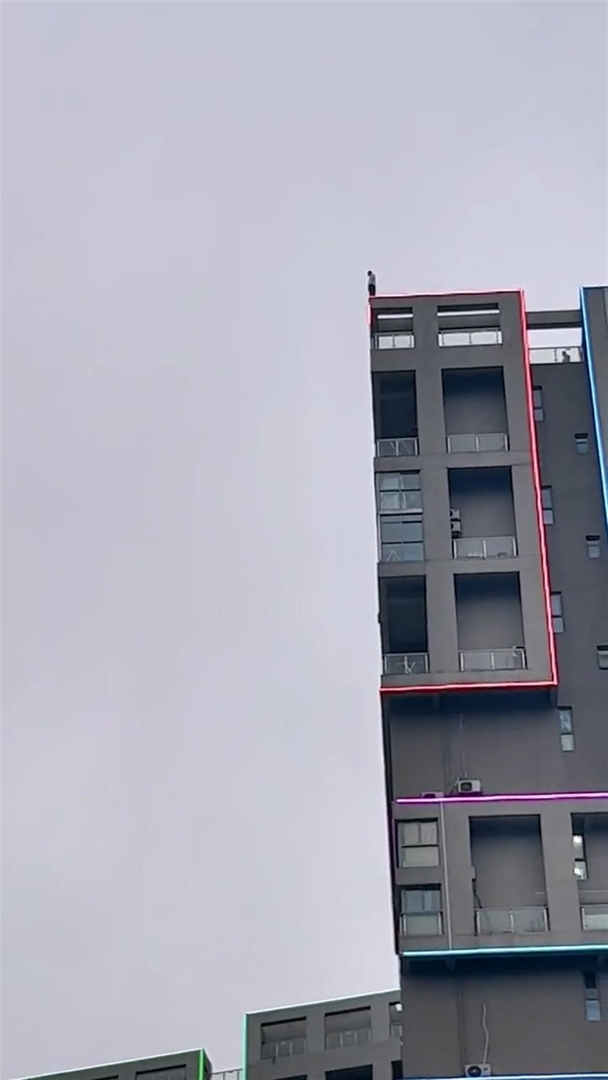 以诱导、催促、鼓励、辱骂等方式，煽动他人跳楼，造成重大人员伤亡，该当何罪？

6
