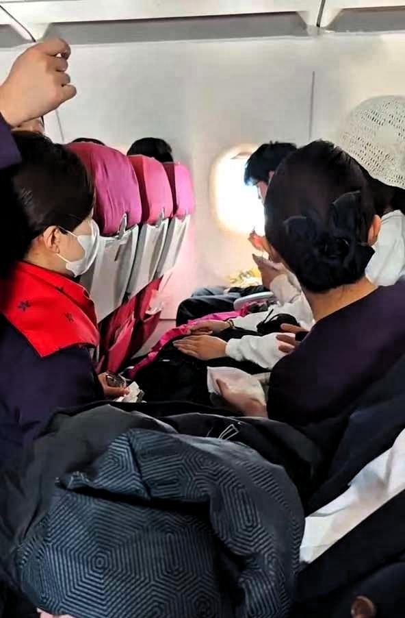 3月11日，北京飞香港的航班上，一名女乘客只顾着玩手机，未在规定用餐时间内用餐。