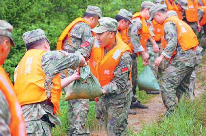【广西河池驰援贵港抗洪抢险民兵分队撤离借住教室留下暖心寄语】“少年当立山河志，他