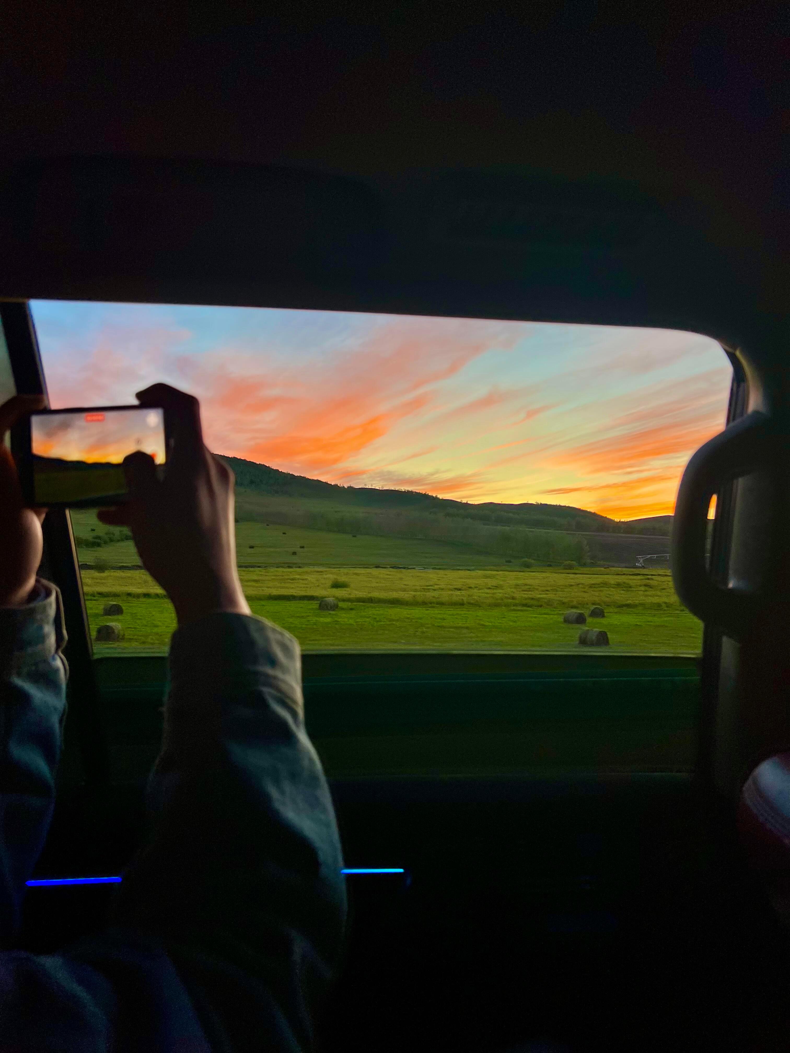 发现朋友圈没人晒旅游照了不，他们都在偷偷定位——有人在山顶等日出，有人在海边踩浪