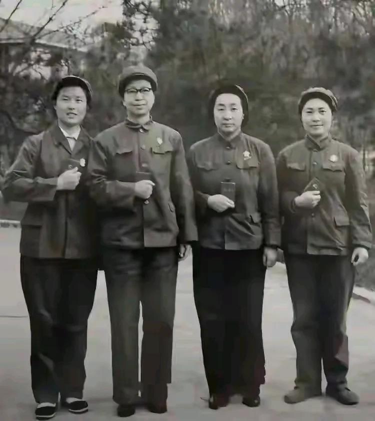 这张照片中的人，我一个也不认识。
如果能叫得出她们的名字，你至少70以上了吧。