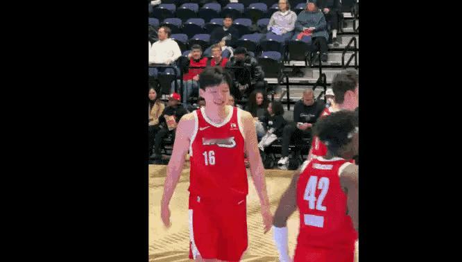 杨瀚森 人逢喜事精神爽……比赛中的杨瀚森意气风发，发展联盟打得风生水起杨瀚森三分