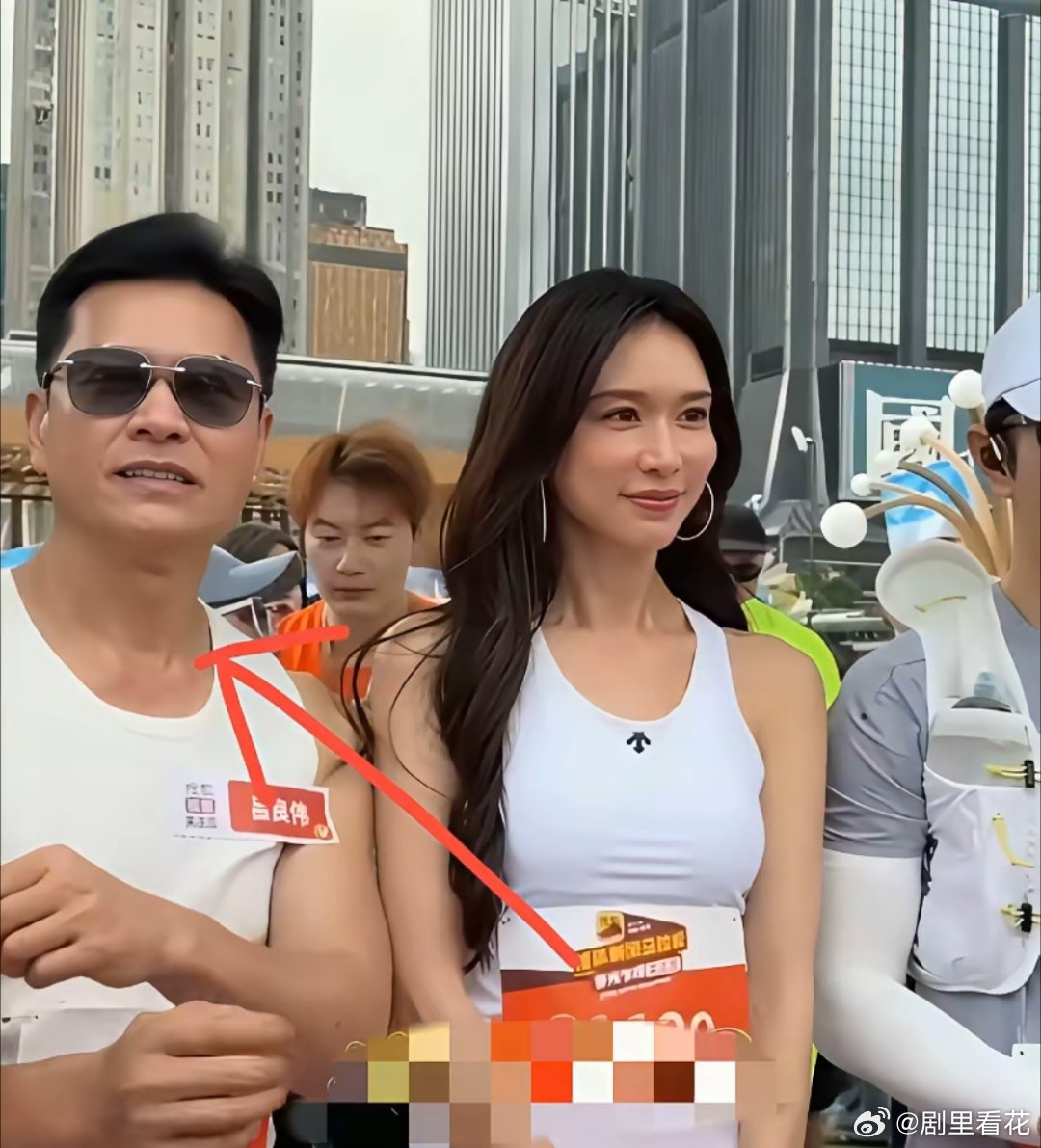 大家只看到了，51岁的林志玲跑马拉松，却没有发现他身边71岁的吕良伟，看起来比她