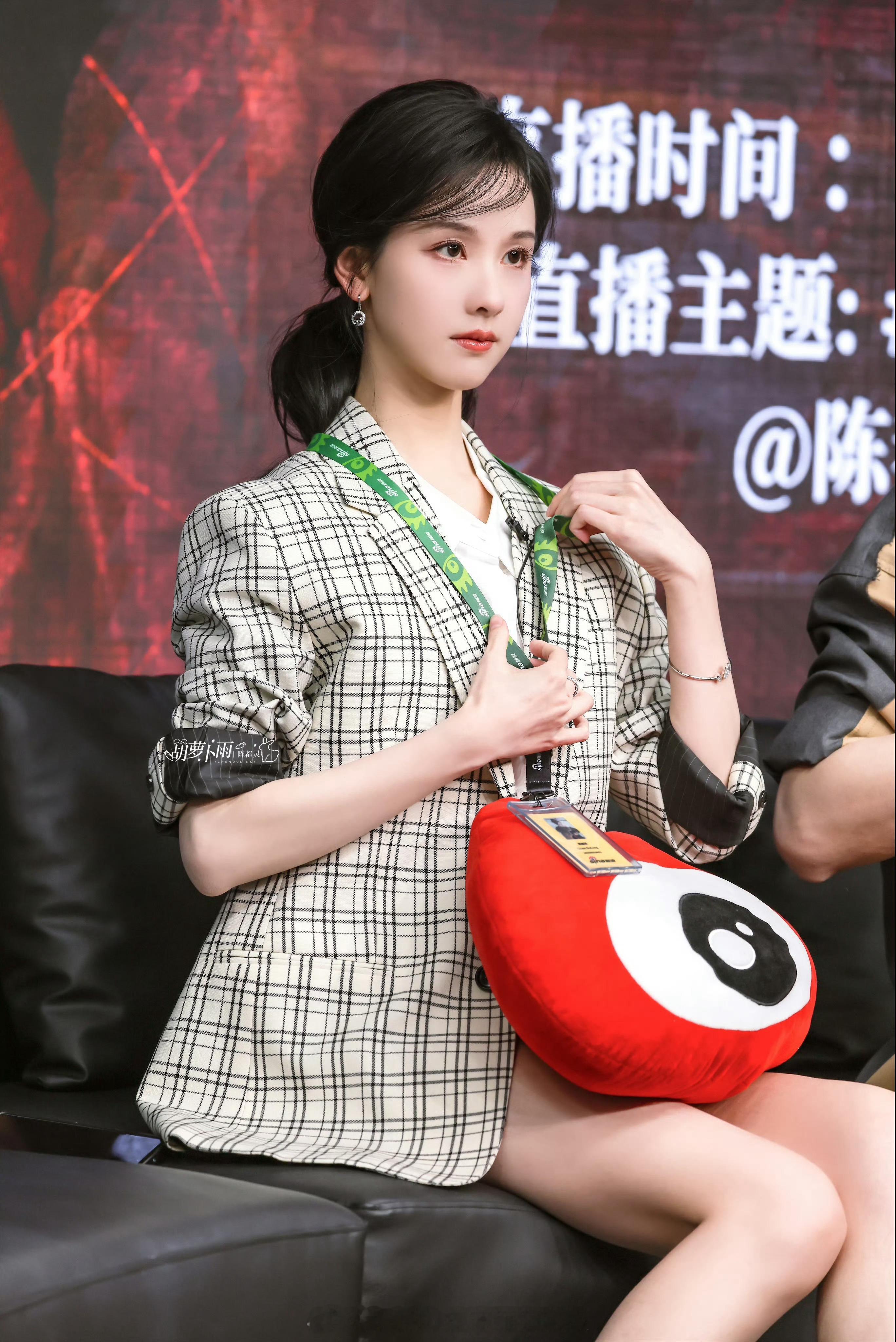 陈都灵只要想学就能学会二话不说撸起袖子就是干，跟庄寒雁也很像啊[举手]嘟嘟的学习