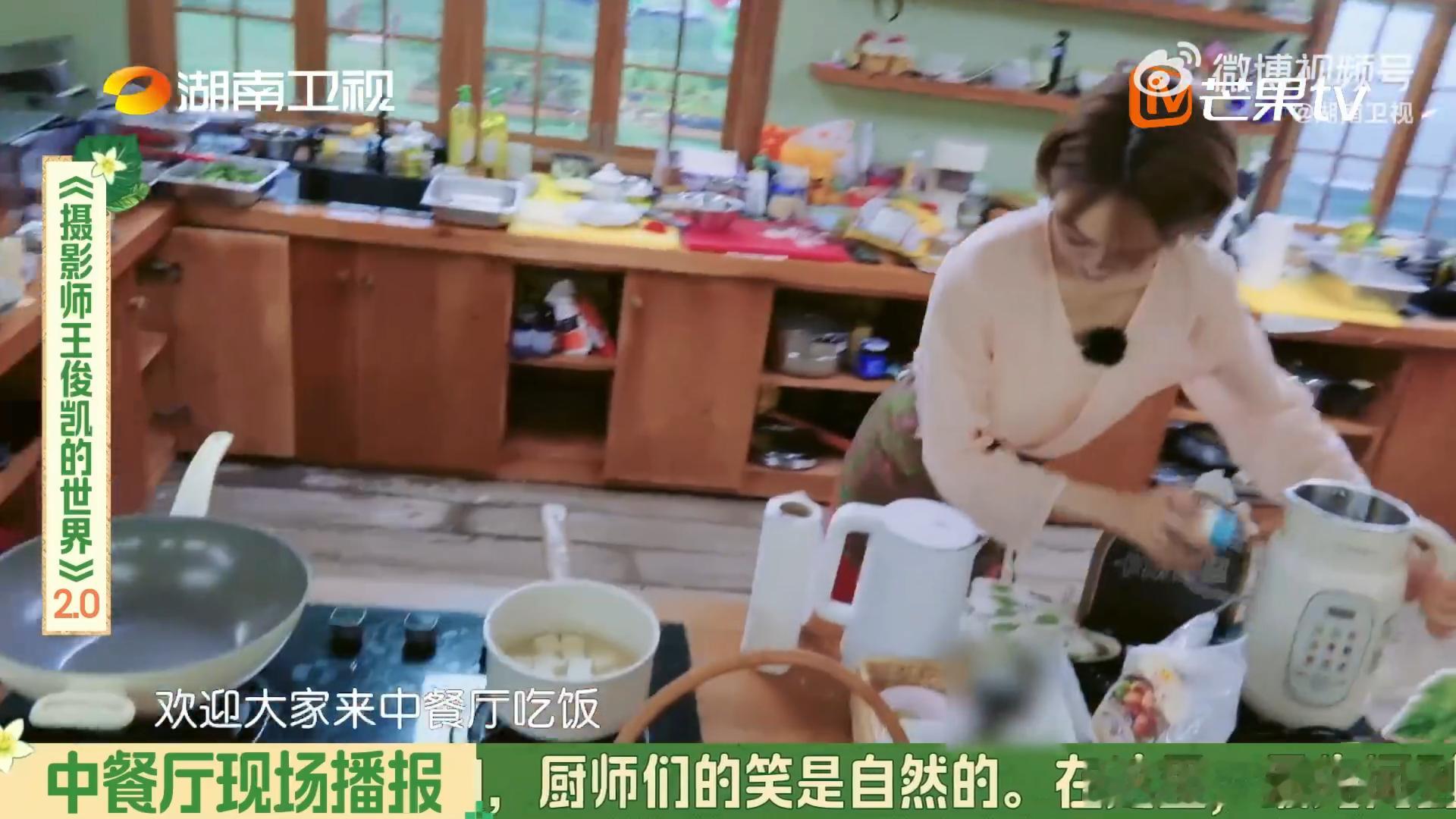 王俊凯沉浸在自己的摄影艺术里中餐厅南洋拾光季王俊凯上线营业摄影师！独特镜头视角，