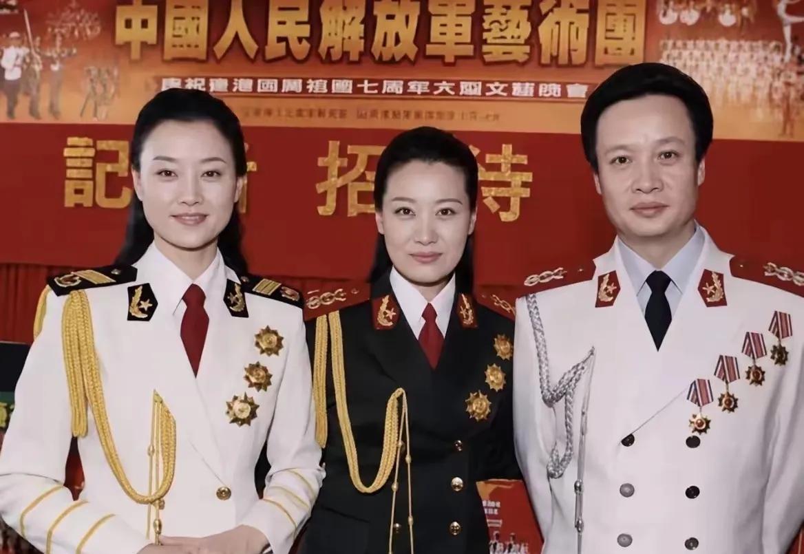 阎维文、谭晶、宋祖英这三位歌唱家，穿上笔挺军装那叫一个英姿飒爽，威风极了。阎维文