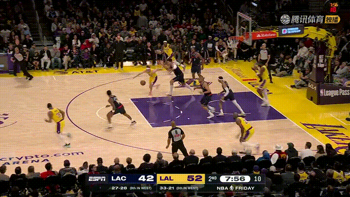 在今天湖人主场迎战快船的焦点战中，发生了让人瞠目结舌的一幕。当时比赛进行到了第二