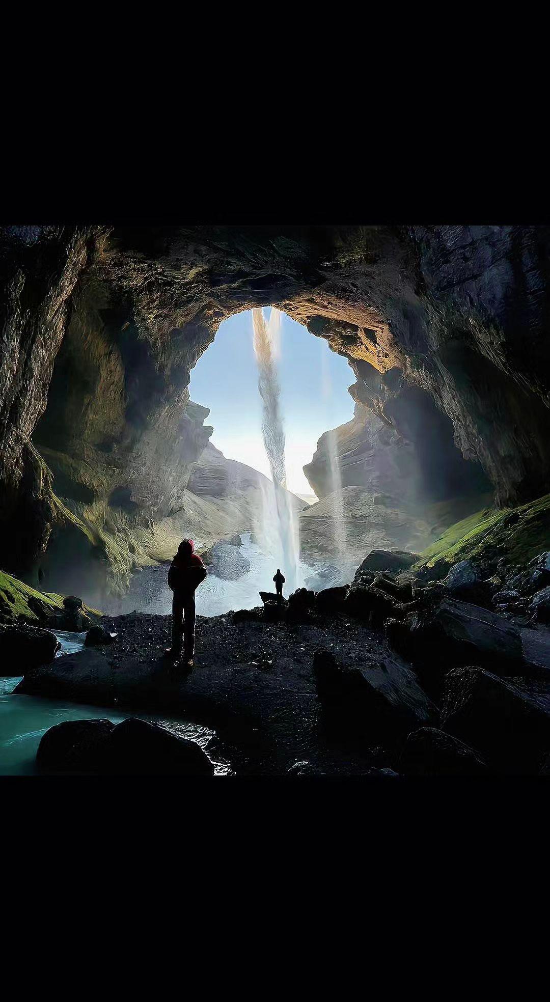 🌌是谁把银河倒挂成瀑布？洞口的光瀑像神明打翻的牛奶🥛，人在其中不过沧海一粟。