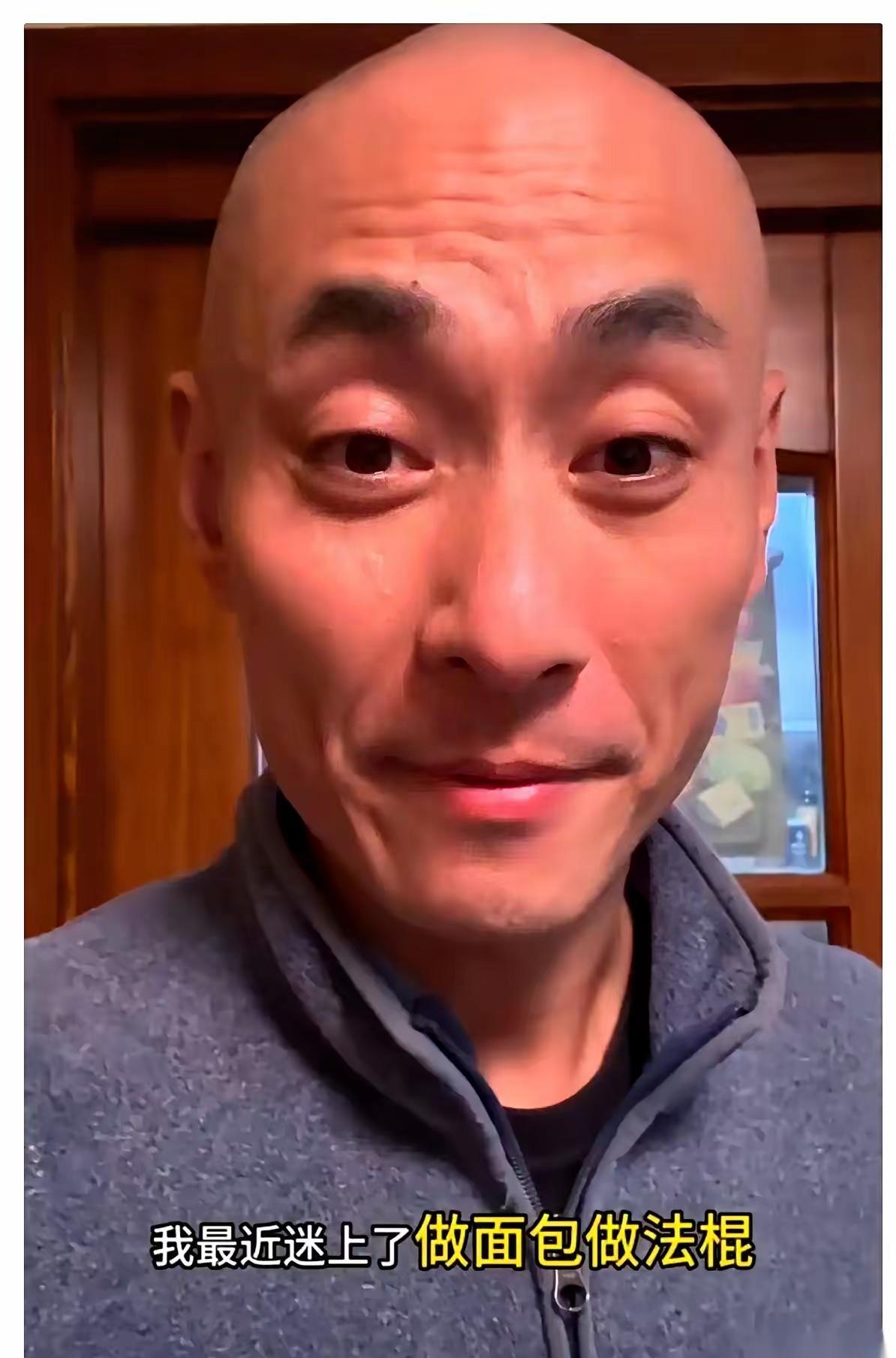 成都那个鼓手，查到最后，怪事来了。
现实里明明长期在本地经营鼓团，名下也有房产，