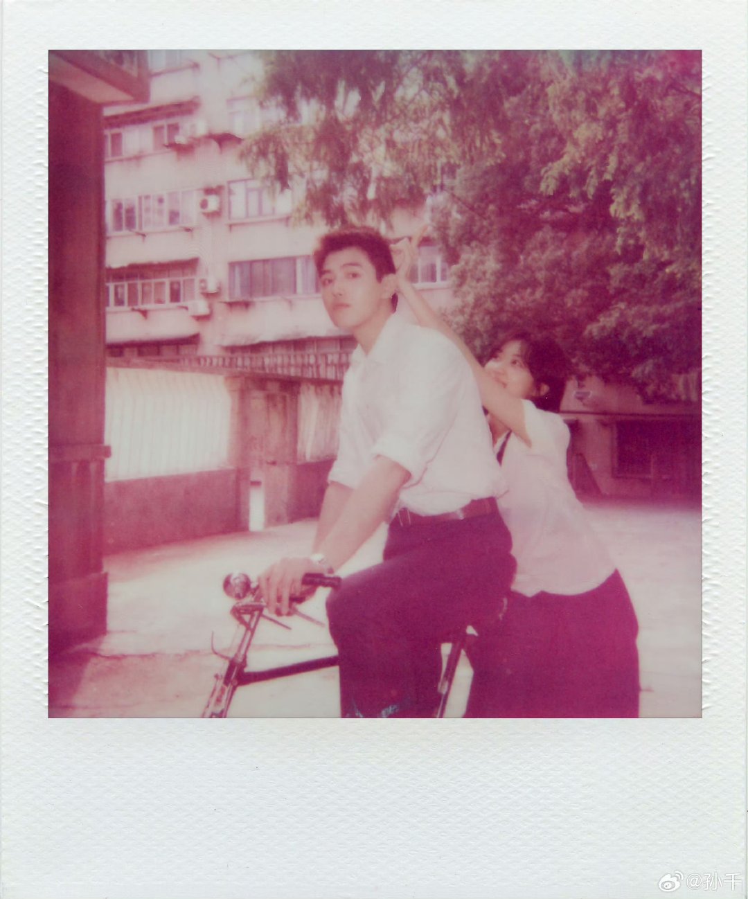 孙千给陈飞宇比兔子耳朵孙千给陈飞宇比兔子耳朵拍立得孙千给陈飞宇比兔子耳朵拍立得 