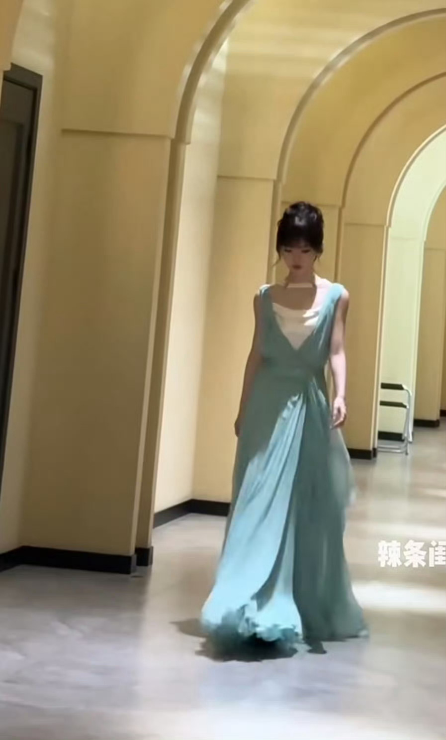 鞠婧祎万花世界古董高定OMG！好美😍 ​​​