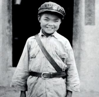 1936年，埃德加·斯诺在保安考察。有一个十三四岁的“小鬼”，因为斯诺喊不清楚他