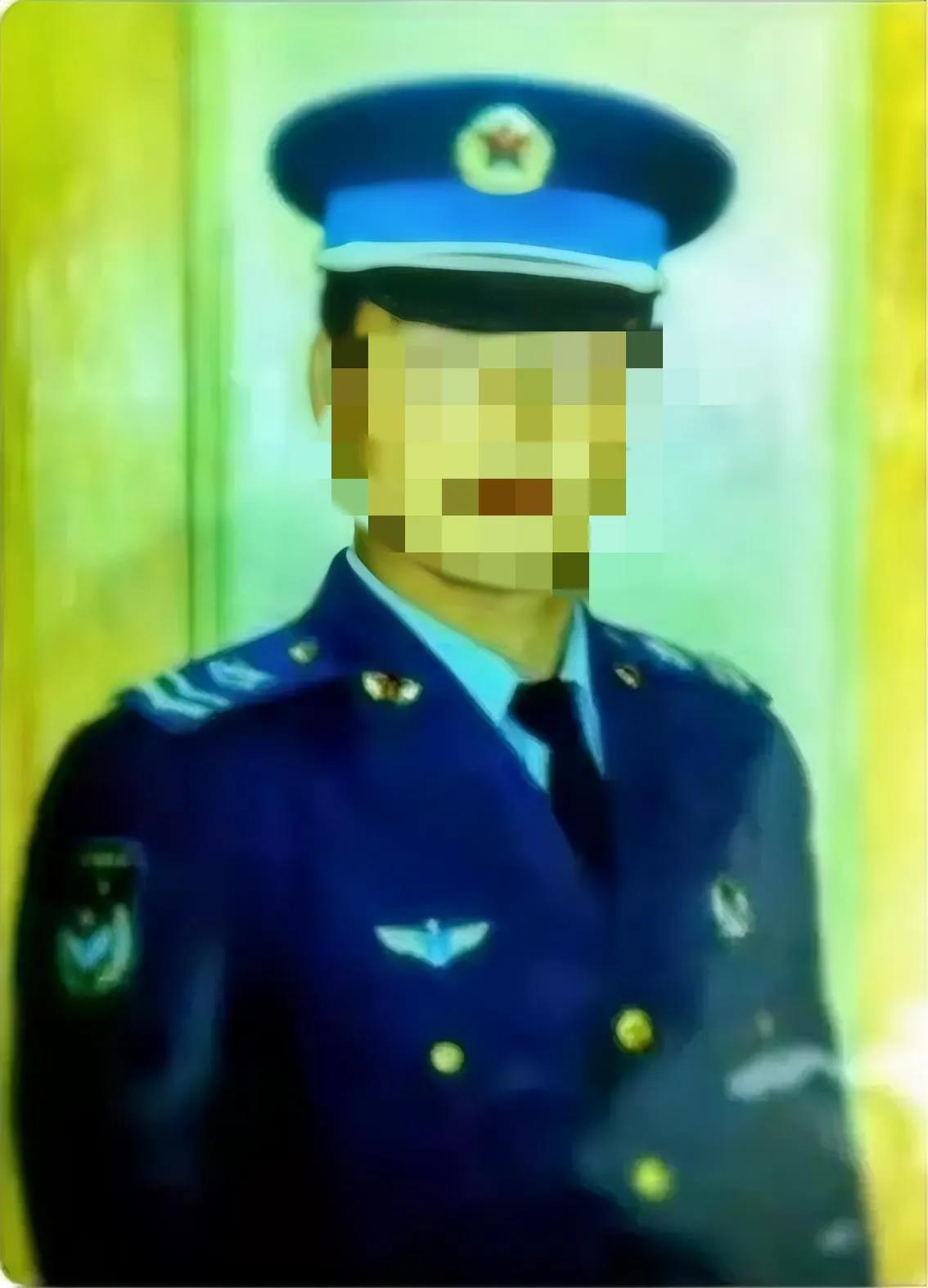 这个是真兵还是架空（网络图）？穿着05空军常服，却佩戴07空军臂章，胸标和国防服