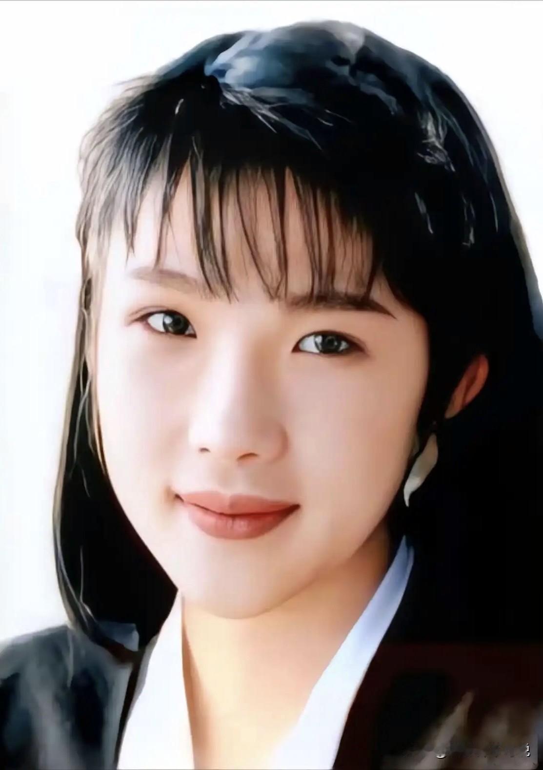 有人说这是早苗年轻时候的样子，不说是颜值天花板，那也是眉清目秀班花级别的。从这张