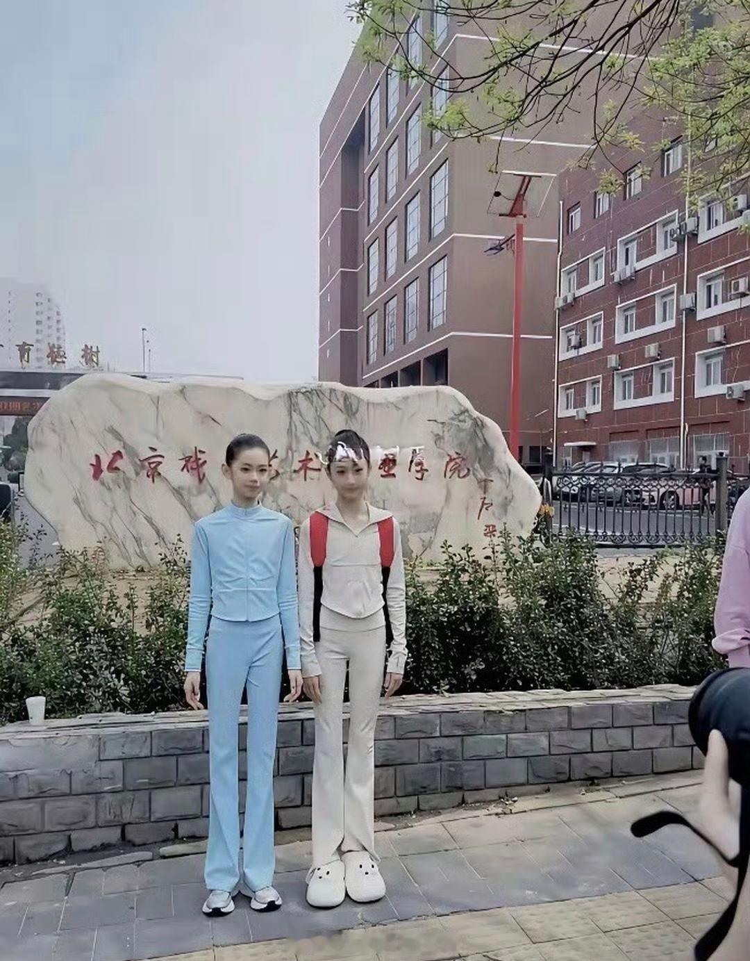 现在艺考也太卷了吧！北电招生现场这俩小姑娘颜值绝了！ 