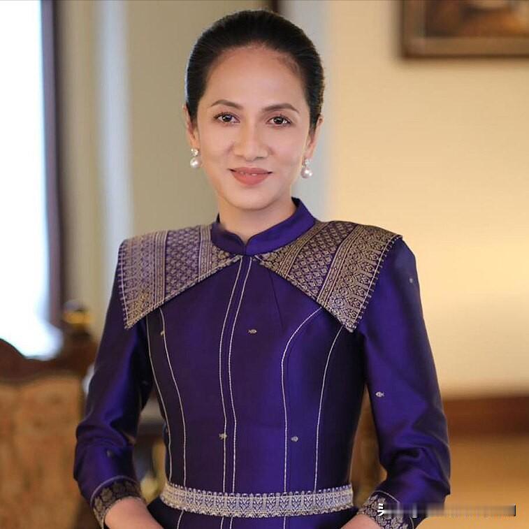 柬埔寨第一夫人碧占莫妮，最近被公公洪森给坑惨了！好心塞~

这几天，公公洪森和丈