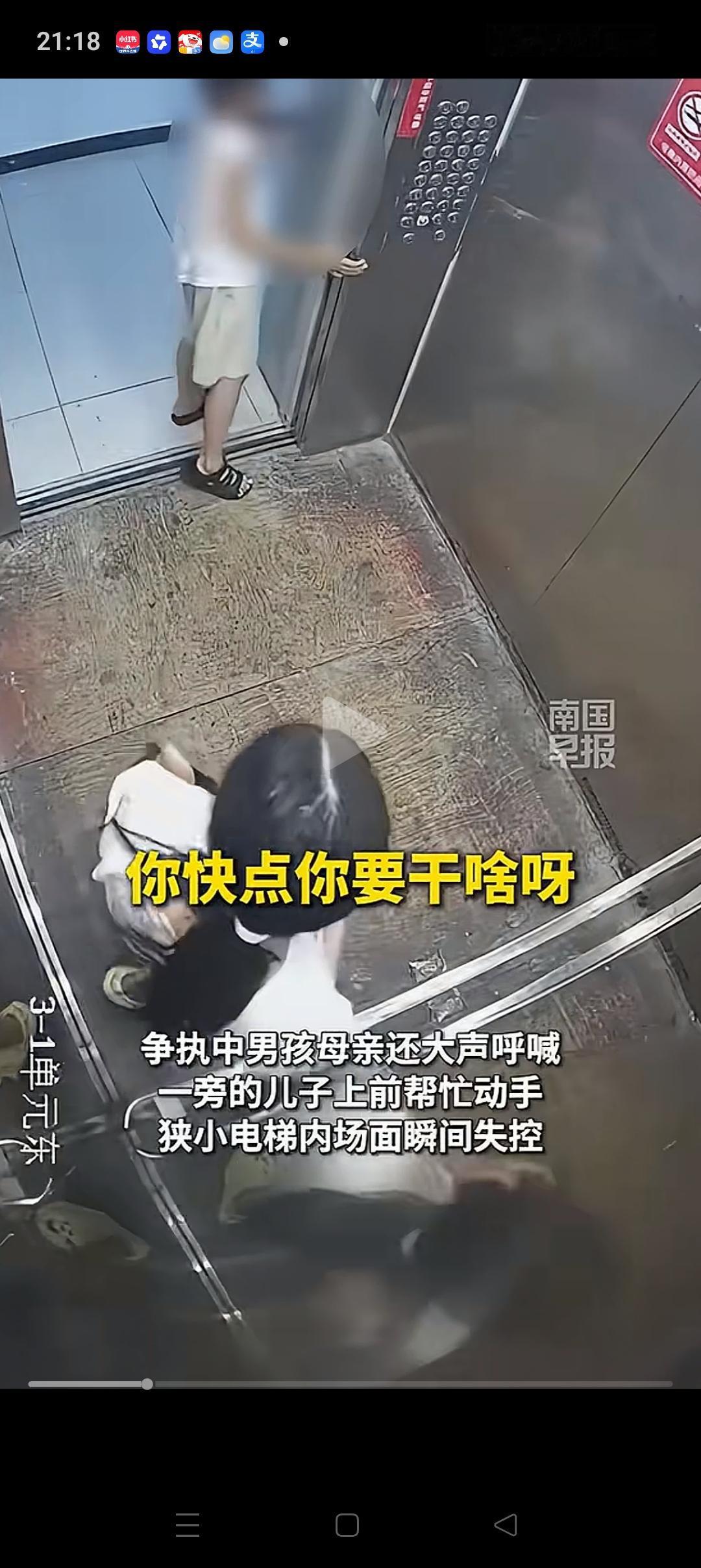 “看到白衣女孩没吃亏我就放心了”，湖北，一女孩按了电梯准备上去。不料男孩直接挡在