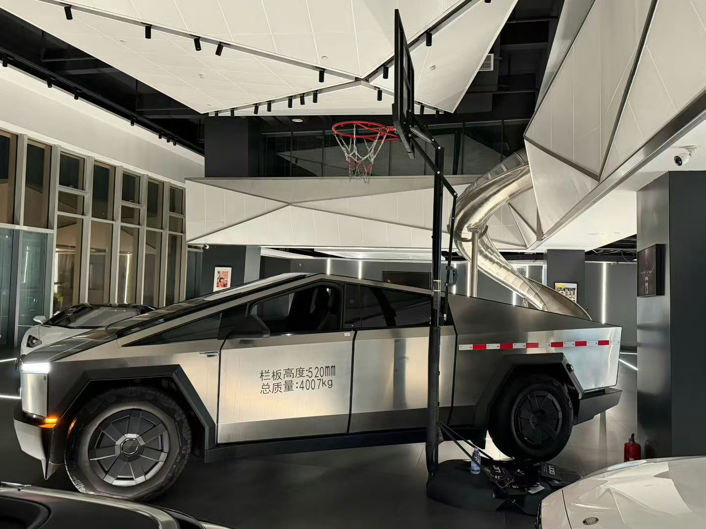 看到发的赛博皮卡门板上喷了字也太显眼和违和了最主要报价138w超了点预算如果愿意