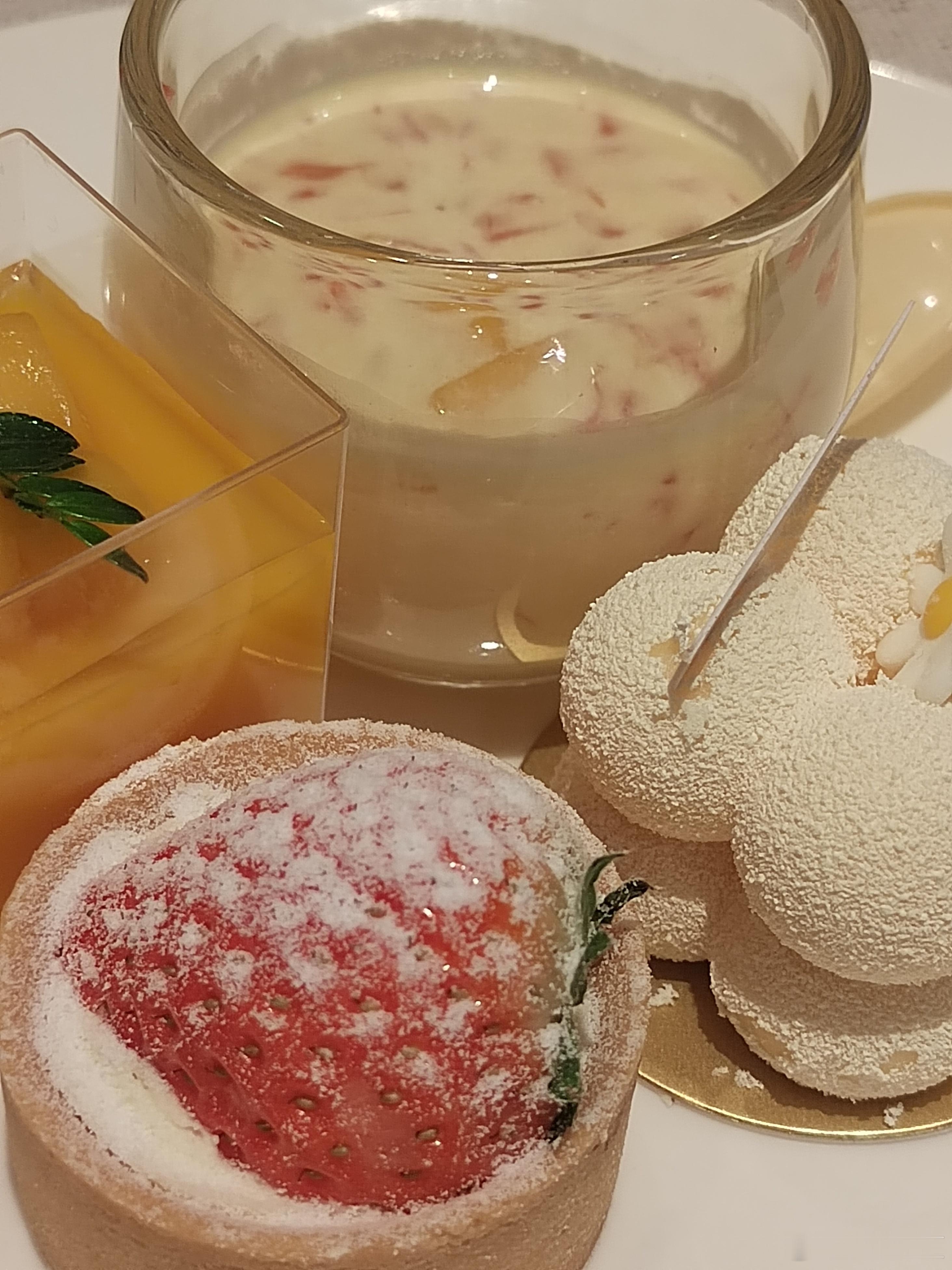 咕噜噜~胃在抗议，来块小蛋糕安慰一下吧！🍰 