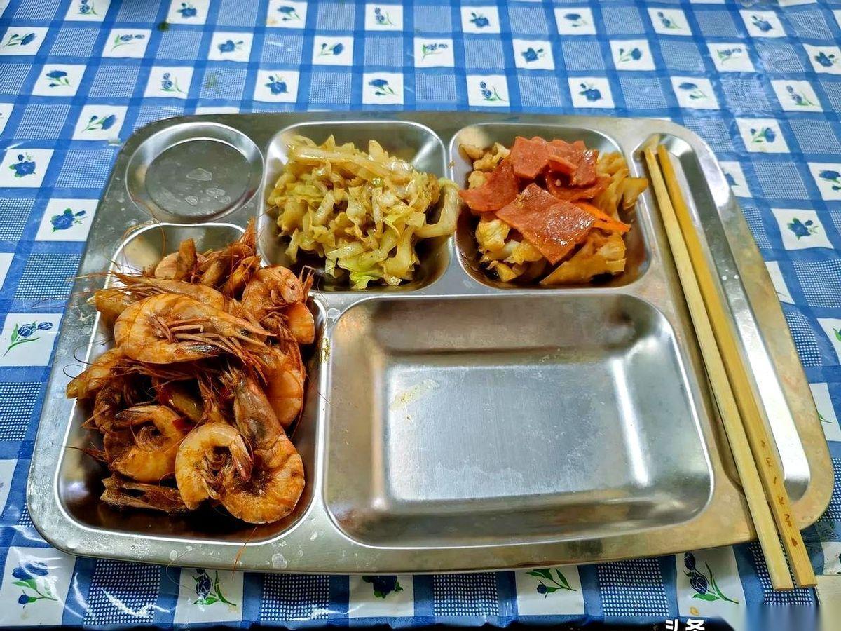 中午快12点了，整个船就听见他在船尾咣咣当当敲电焊。
我们这帮人饭都吃一半了，那