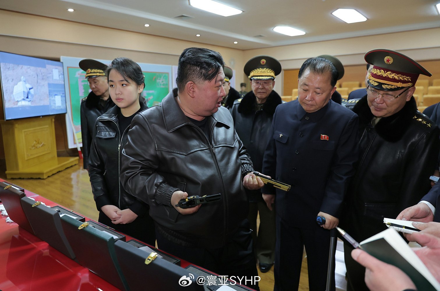 金正恩携女视察重要军工厂 金正恩携女儿金主爱视察生产手枪等便携式轻武器的第二经济