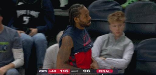 小卡笑起来还是很阳光的……
真的很少见到小卡笑得这么开心啊
小卡带队赢下森林狼后