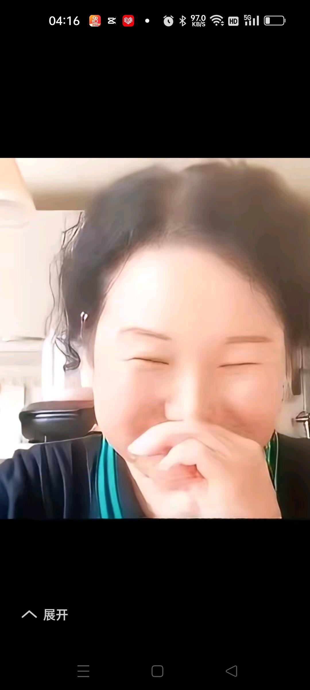 杜新枝在直播时说起亲儿子姚策笑的很开心，一点悲伤的表情都没有，让人觉得特别的意外