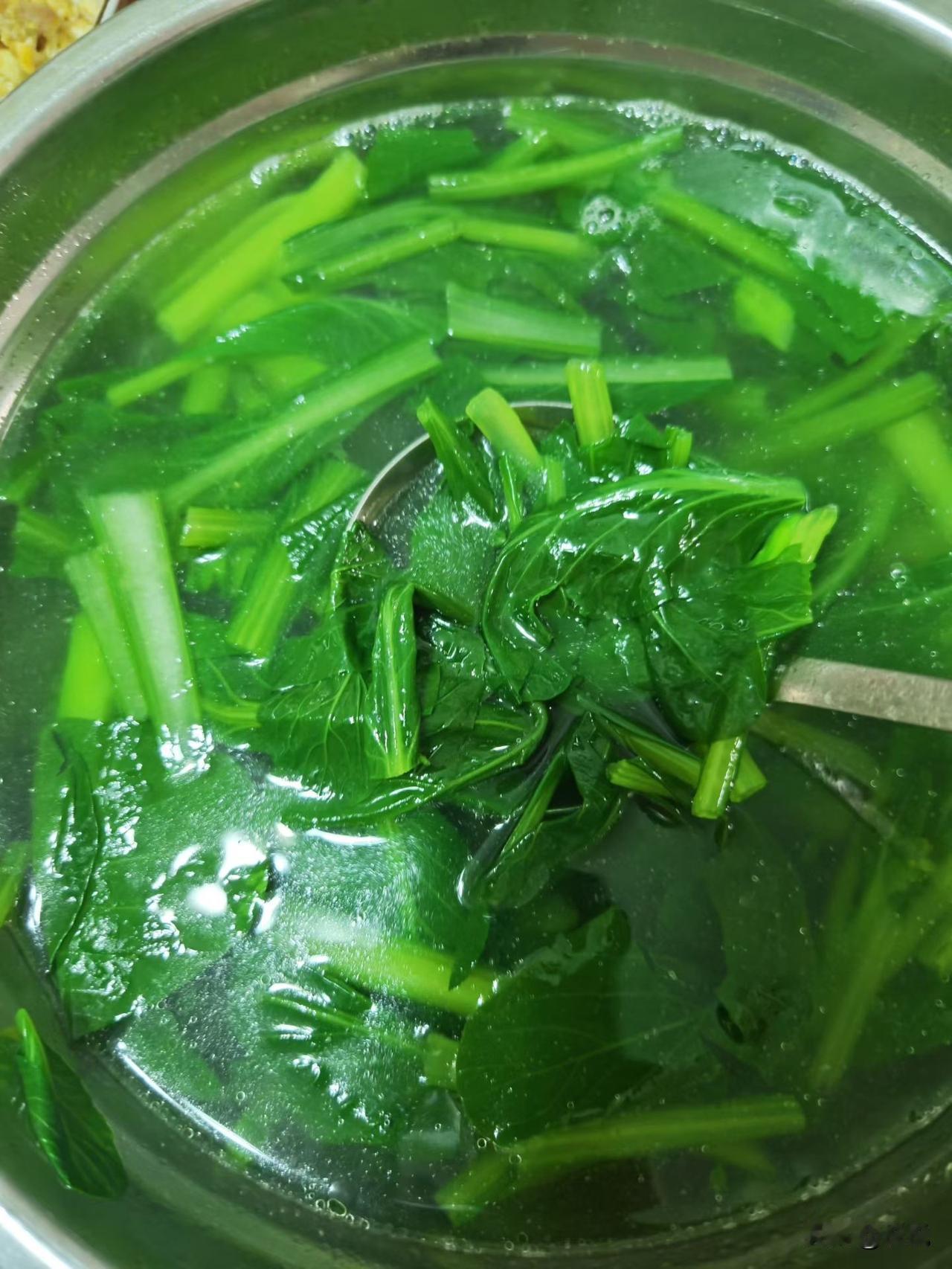 下班回家煮了碗菠菜汤，看着锅里翠绿的菠菜在清汤里舒展，瞬间就觉得浑身的疲惫都散了