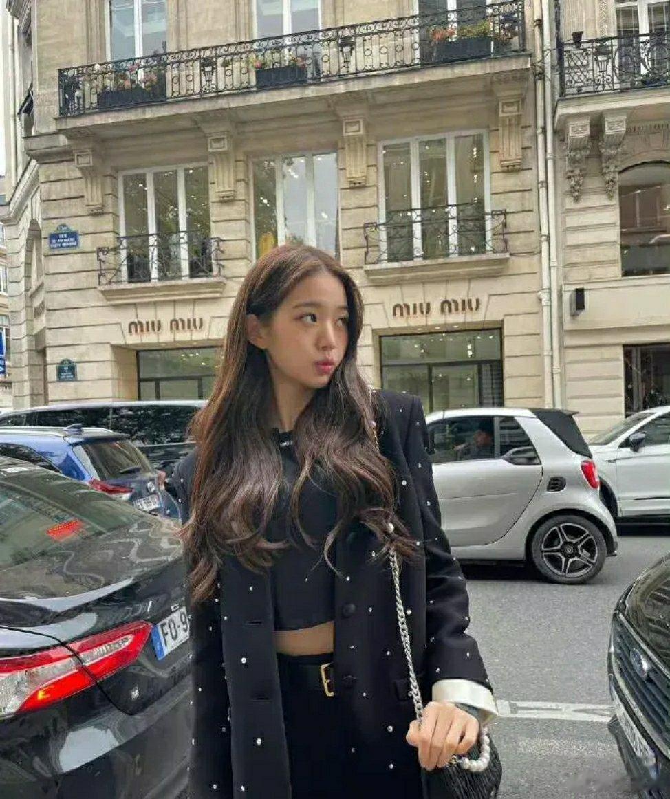 可可爱爱的张元英粉色的帽子让人