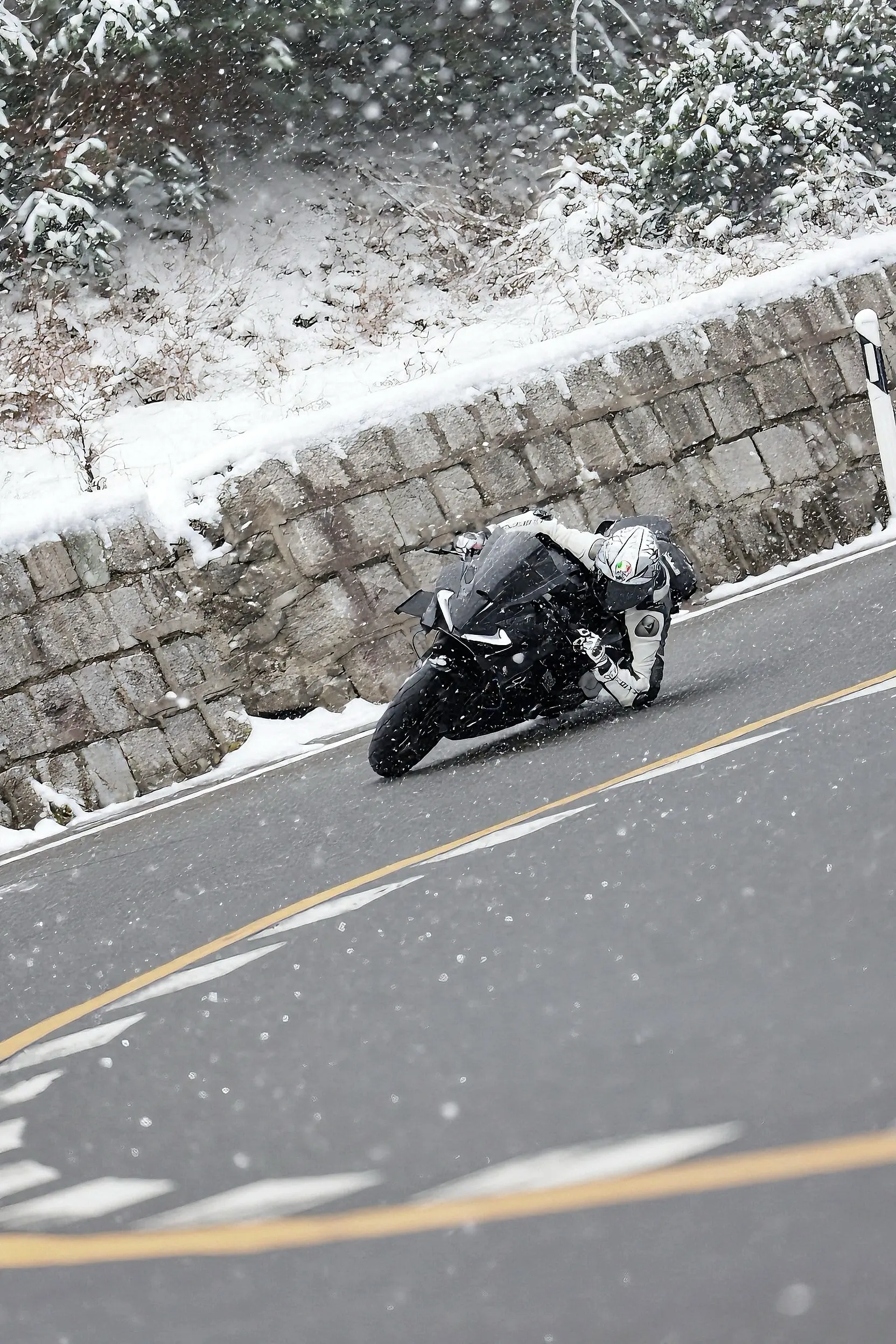 太热了，下雪天压个弯降降温