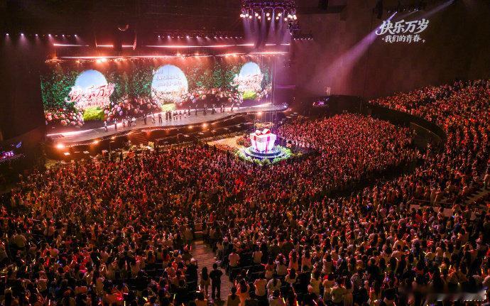 【谢娜称昨晚演唱会像一场美梦】2026年5月5日至6日，四川成都。出道30年首场