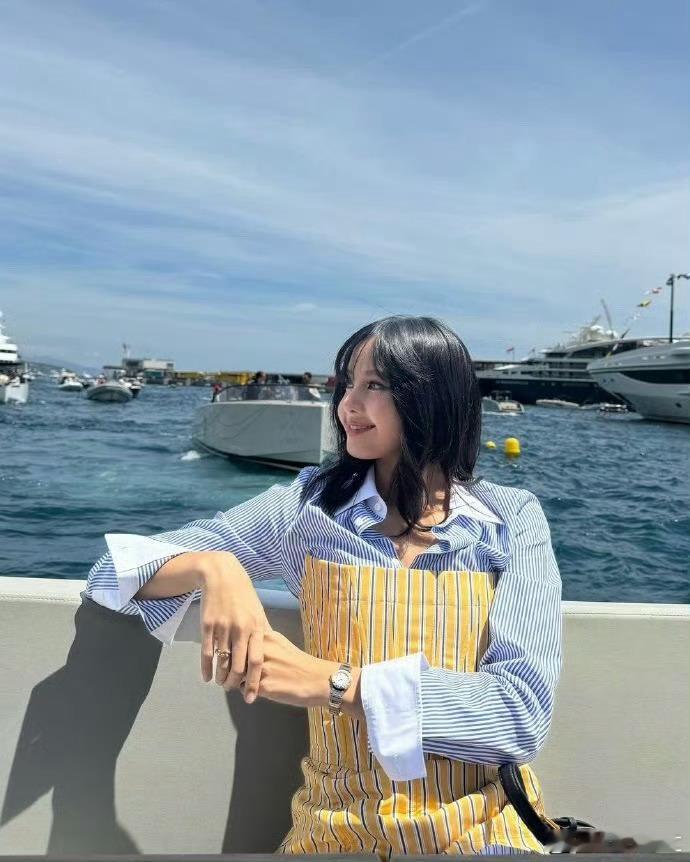 #Lisa黄蓝条纹裙#清爽又亮眼，是时尚的女大感呢[打call]#明星大咖汇# 