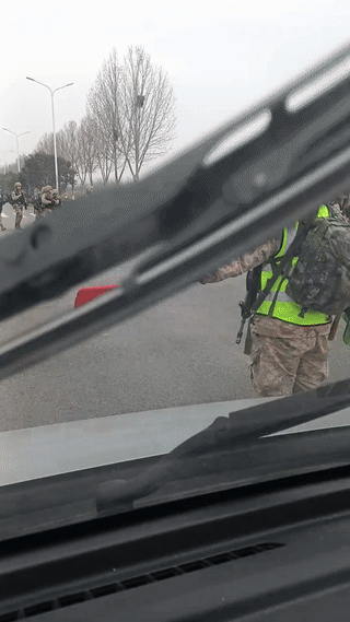 网友开车在郊区的一条公路上意外偶遇一群正在通过马路的军人。
看起来他们应该是刚刚