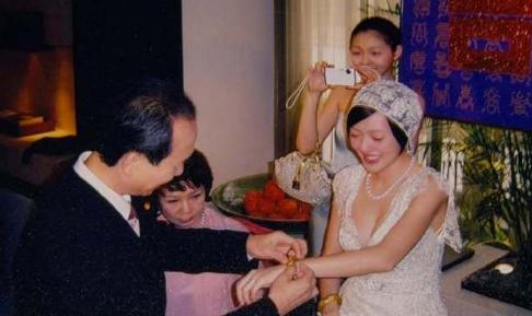 26日，小S发大S在她归宁宴的旧照。她写："姐，我非常想你，但Mike真的对我很