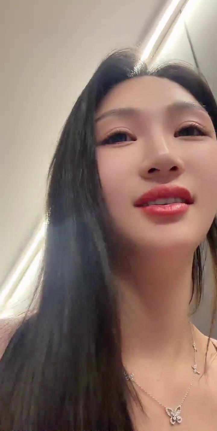 到了姐妹们，这个是牛肉店叫财星，听过没有？这个牛肉店还有楼上包厢。姐妹们，雅间，