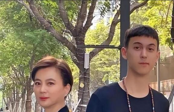 1997年，李玲玉嫁给犹太富豪杰瑞，新婚夜，李玲玉开玩笑地说：“你就不怕我嫁给你