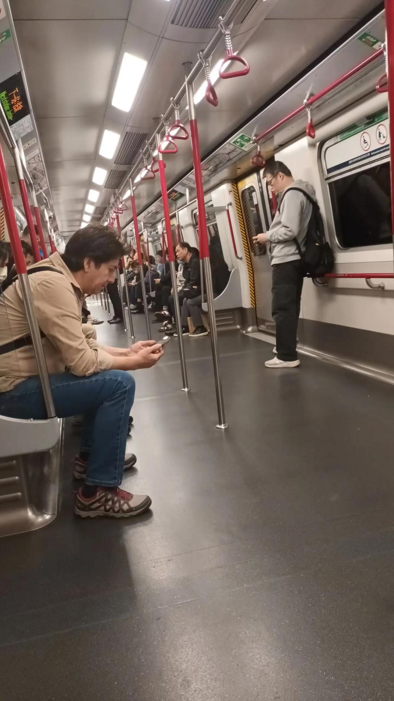 这是港铁早期的英制法国翻新列车车厢，现正逐步被中国中车青岛四方制造的国产列车取代