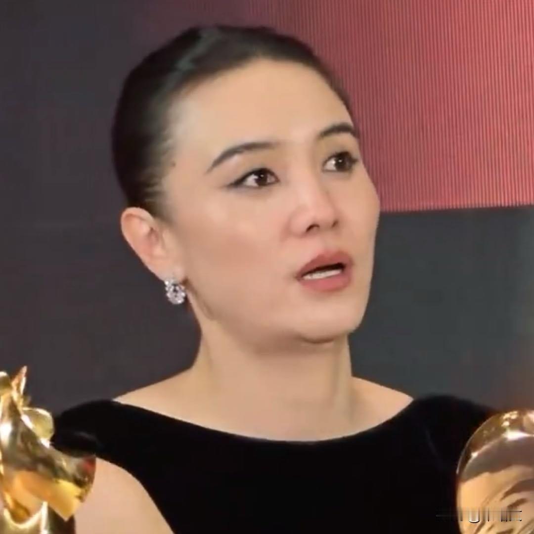 宋佳太野了！金鸡奖杯当化妆镜照，影后松弛感杀疯了
 
厦门金鸡奖现场，宋佳这波操