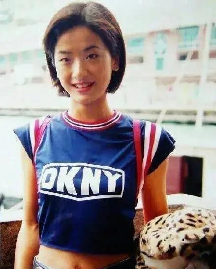 徐濠萦年轻时的照片面容上与近照变化不大，没整容是真的，也没变老多少。原来徐濠萦看